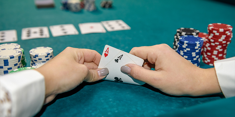 Chi tiết về cách dealer chia bài poker anh em nên biết